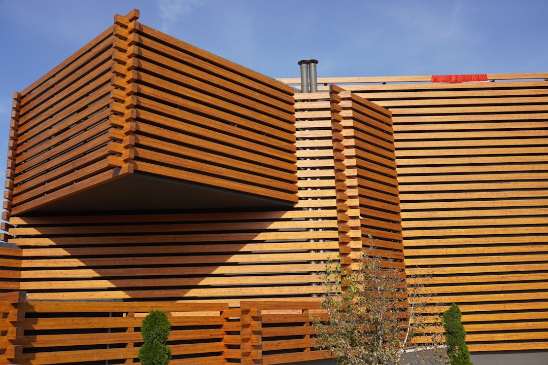 Edificio Moderno De Madeira Com Ripas Horizontais j6Od45xRlVg