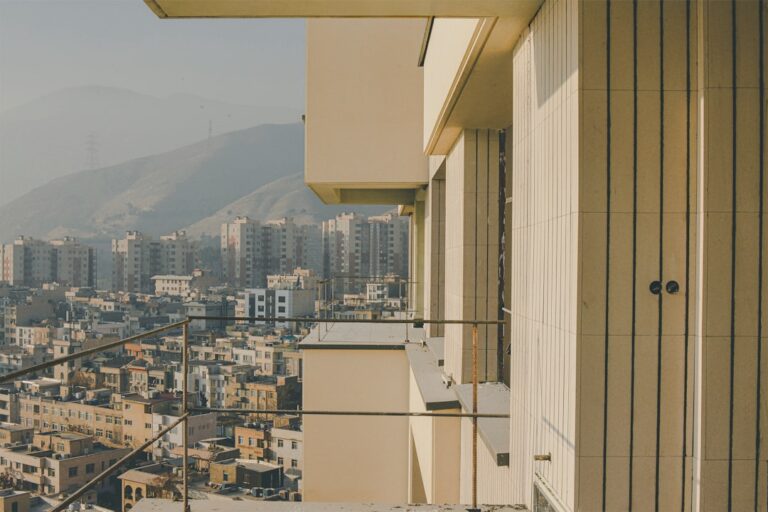 Predios De Apartamentos E Montanhas Ao Longe h2p8WHwtRN8