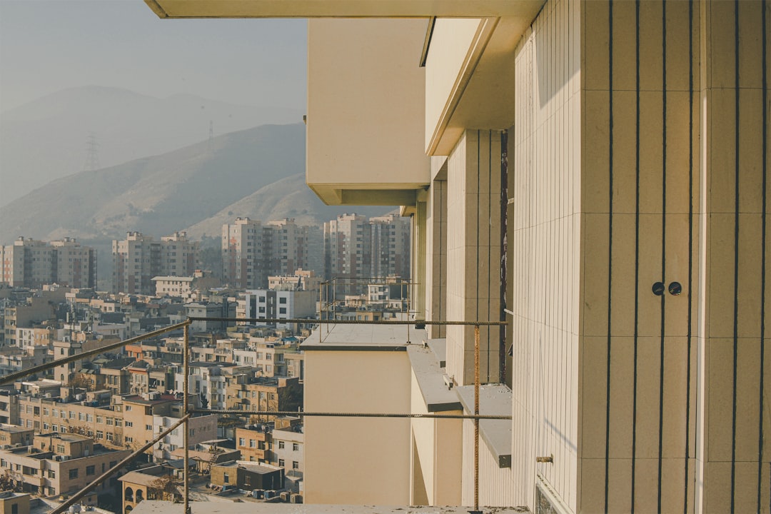 Predios De Apartamentos E Montanhas Ao Longe h2p8WHwtRN8