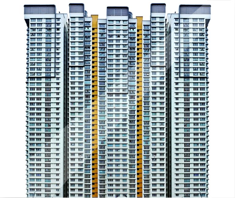 Um Edificio Alto Com Muitas Janelas vHlOgrJ0Lw