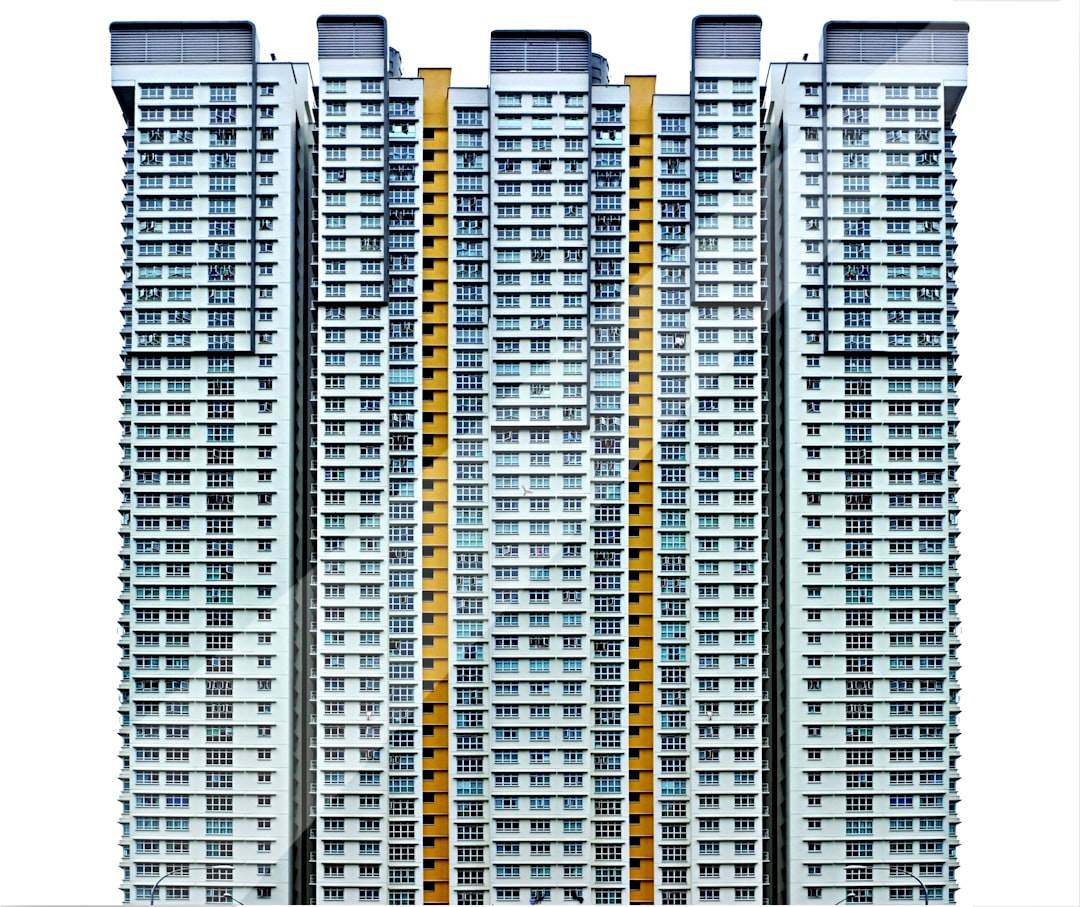 Um Edificio Alto Com Muitas Janelas vHlOgrJ0Lw