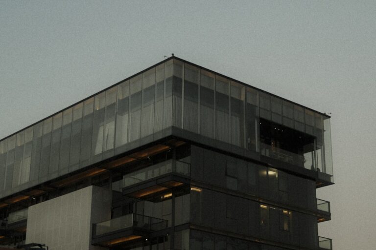 Edificio Moderno Com Fachada De Vidro Voltada Contra O Ceu aERTAiaOY9Y