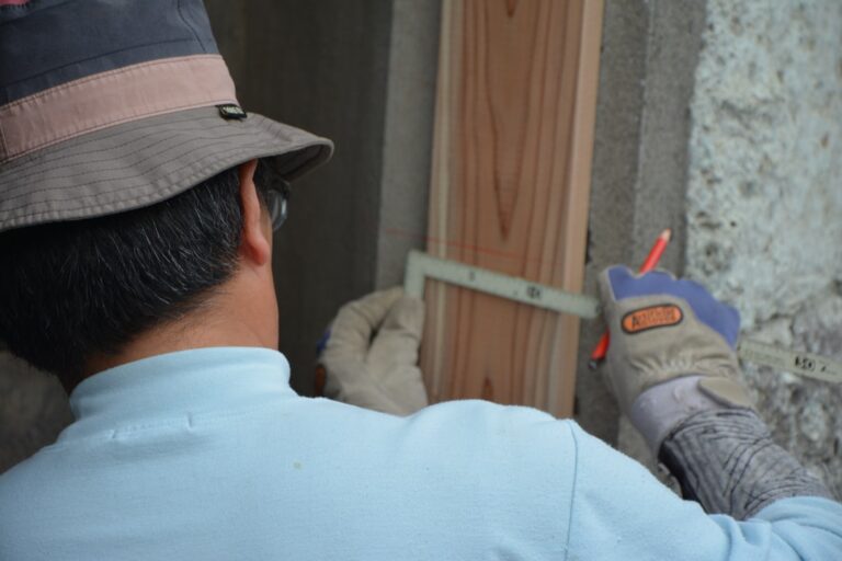 Homem Na Camisa Branca E Chapeu Preto Segurando Cinza E Arma De Brinquedo Vermelha hblu8ZV5M8c