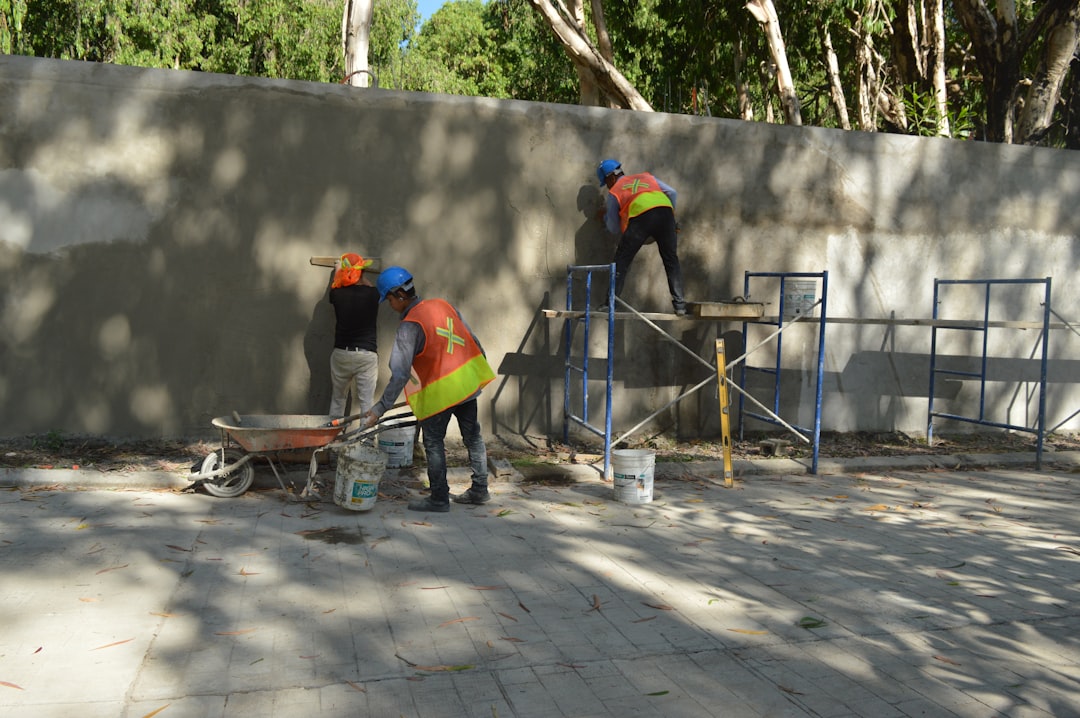 Trabalhadores Da Construcao Civil Rebocando Uma Parede Sobre Andaimes iytJe0eKpXI