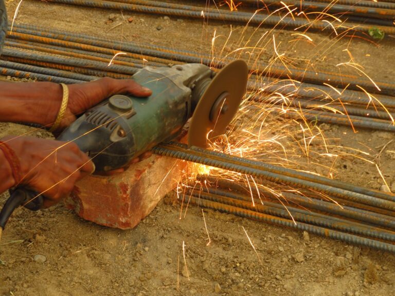 Pessoa Segurando a Ferramenta De Metal Verde E Marrom Gh2KRL S2X4