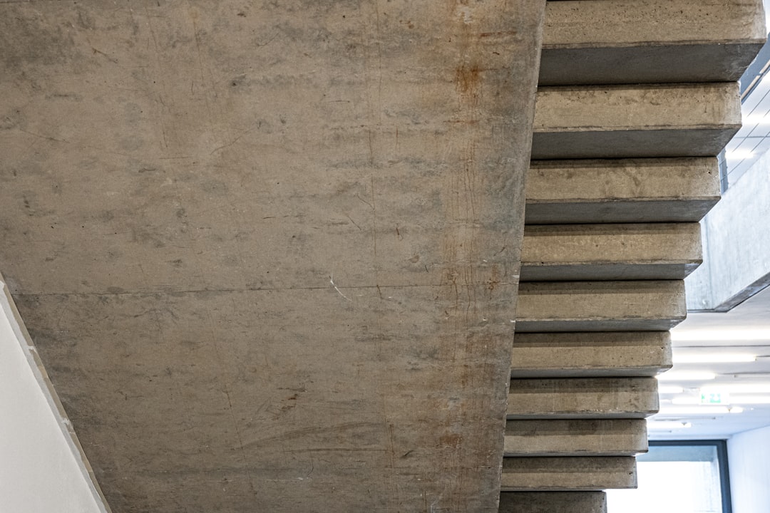 Escadas De Concreto Em Um Predio Moderno OyOk4z4akm8