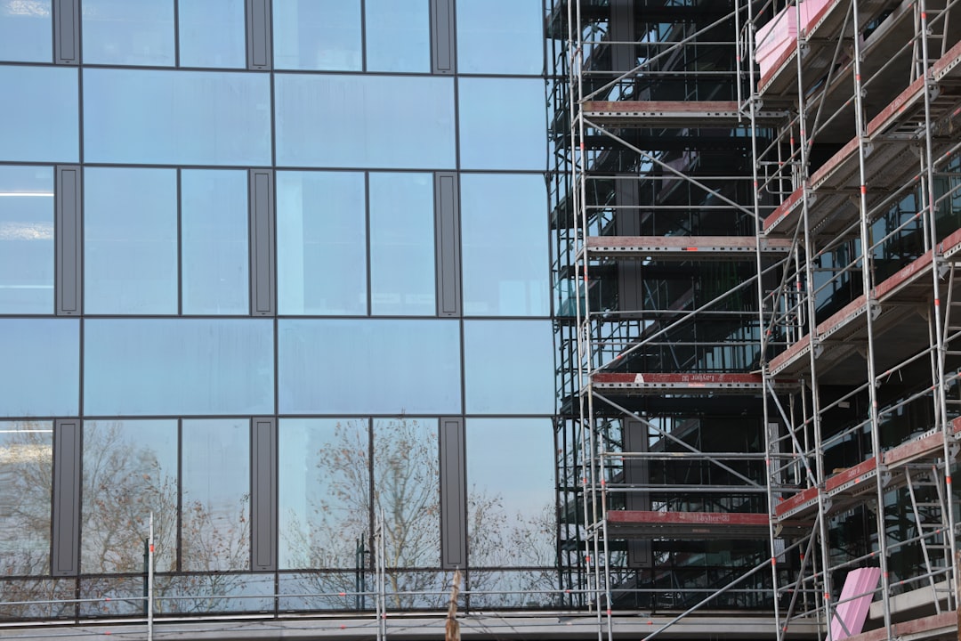 Um Predio Alto Com Andaimes Ao Redor De Suas Janelas pGcBtMpWRKA