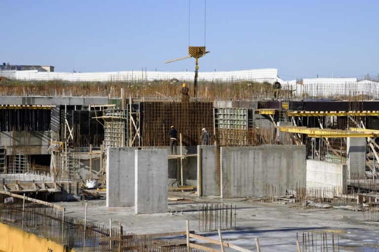 Um Edificio Em Construcao Com Um Guindaste Em Cima Dele tEibU_Eqbj0