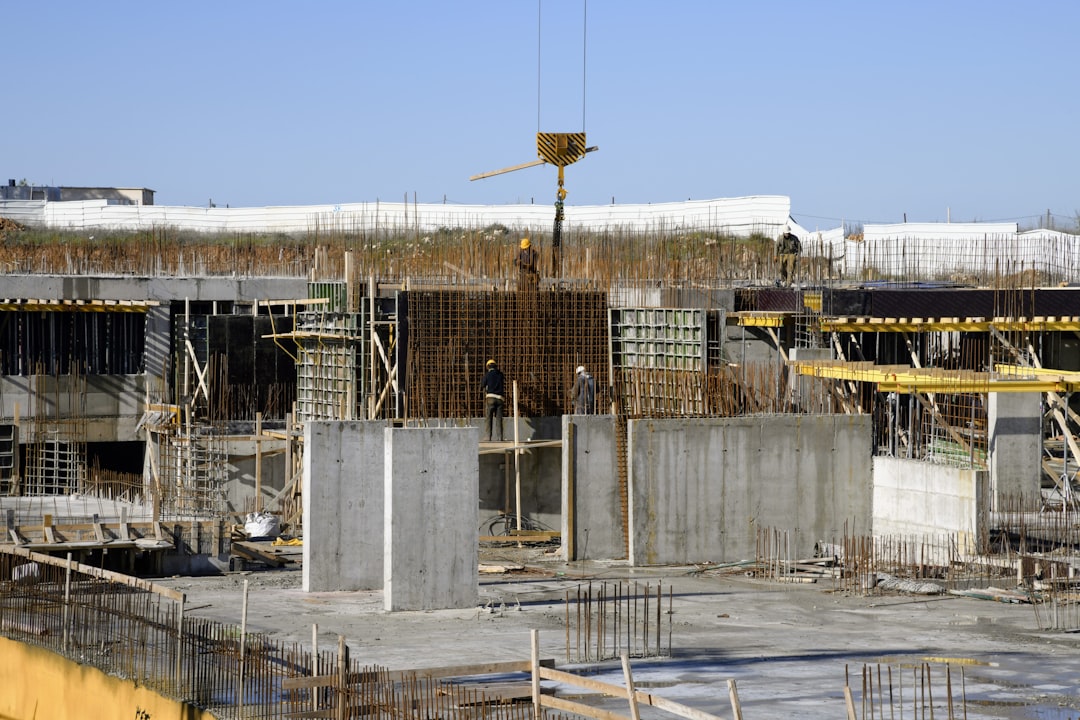 Um Edificio Em Construcao Com Um Guindaste Em Cima Dele tEibU_Eqbj0