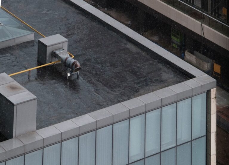 Uma Vista De Um Edificio Do Topo De Um Edificio W6QocDKULQc