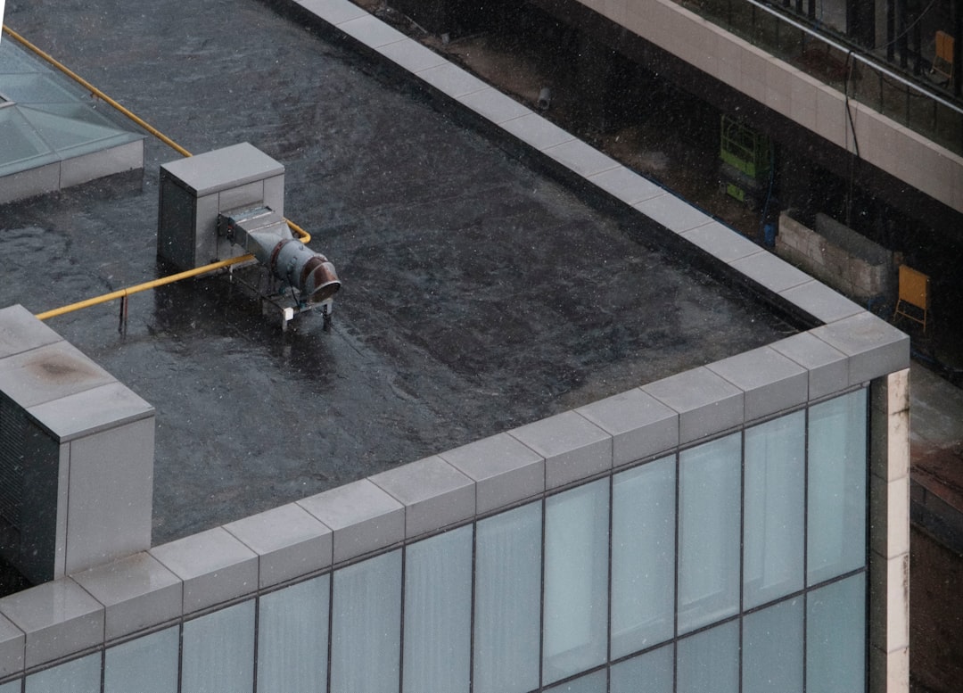 Uma Vista De Um Edificio Do Topo De Um Edificio W6QocDKULQc