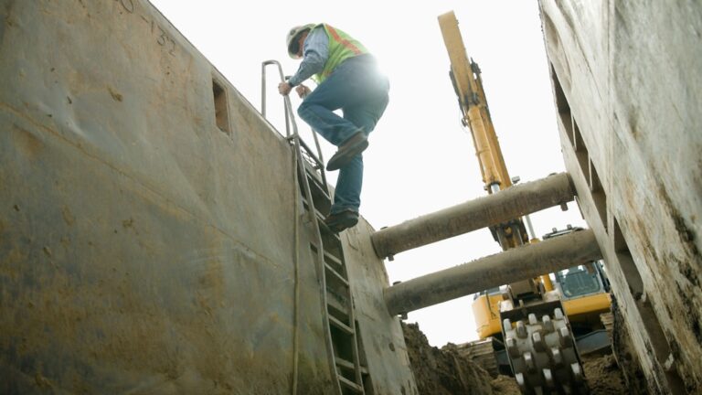 Trabalhador Da Construcao Civil Sai De Uma Trincheira Profunda 3IWvjNZ4Zow