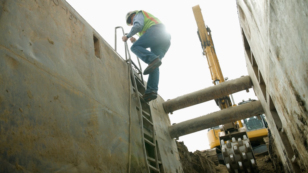 Trabalhador Da Construcao Civil Sai De Uma Trincheira Profunda 3IWvjNZ4Zow