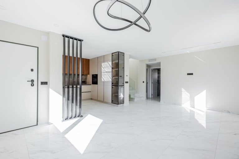 Sala De Estar Moderna Com Cozinha Aberta E Decoracao Minimalista VLdcgeVoiIY