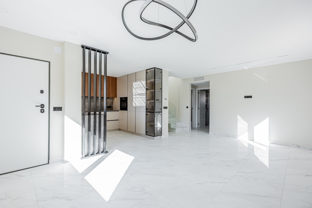 Sala De Estar Moderna Com Cozinha Aberta E Decoracao Minimalista VLdcgeVoiIY