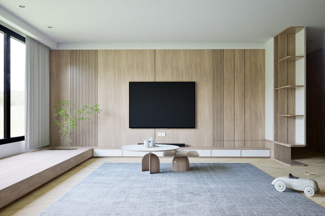 Uma Sala De Estar Com Televisao E Uma Grande Janela GLFAKS5f3wc