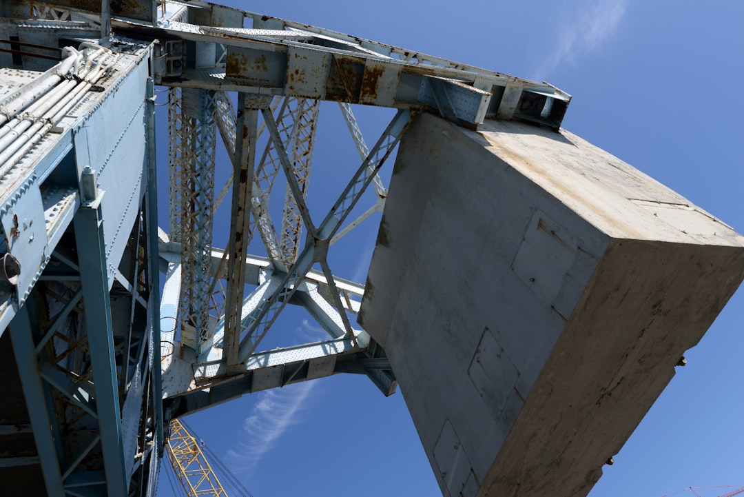 Uma Visao De Perto Do Mecanismo De Elevacao De Uma Ponte LpR50xq3oRQ