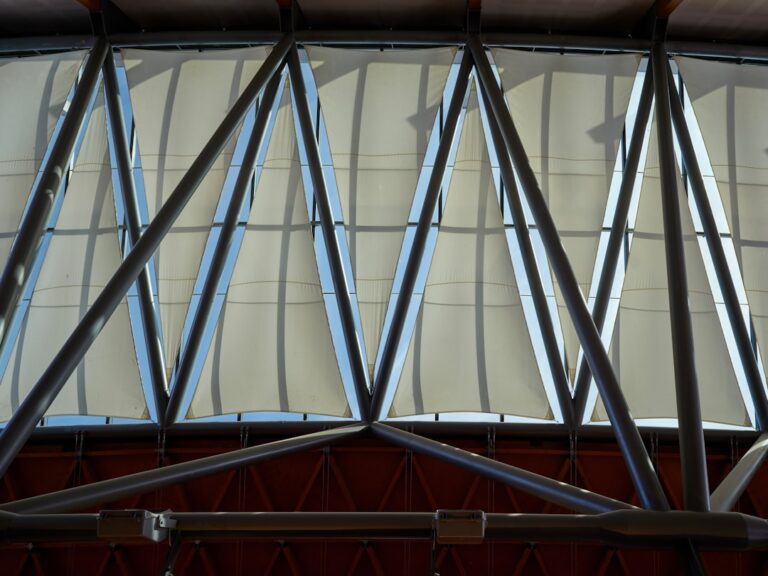 As Vigas De Aco Formam Uma Estrutura De Telhado Complexa tKQ1SYcHpso