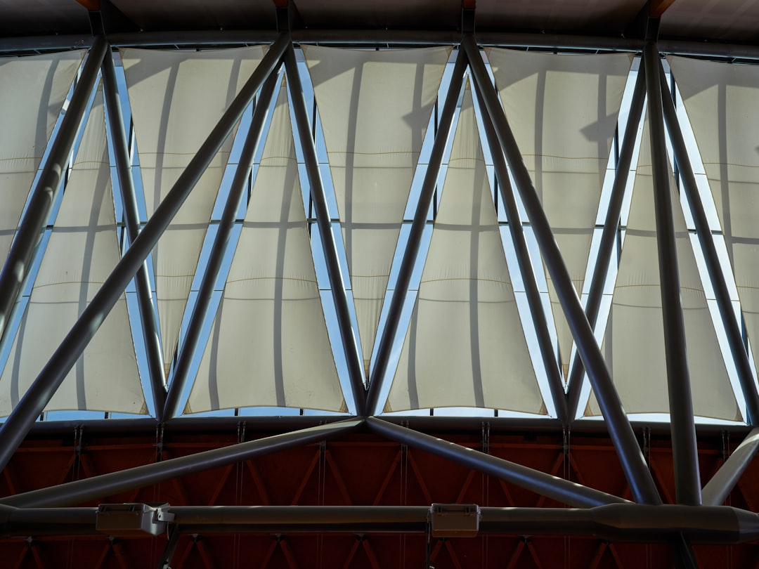 As Vigas De Aco Formam Uma Estrutura De Telhado Complexa tKQ1SYcHpso