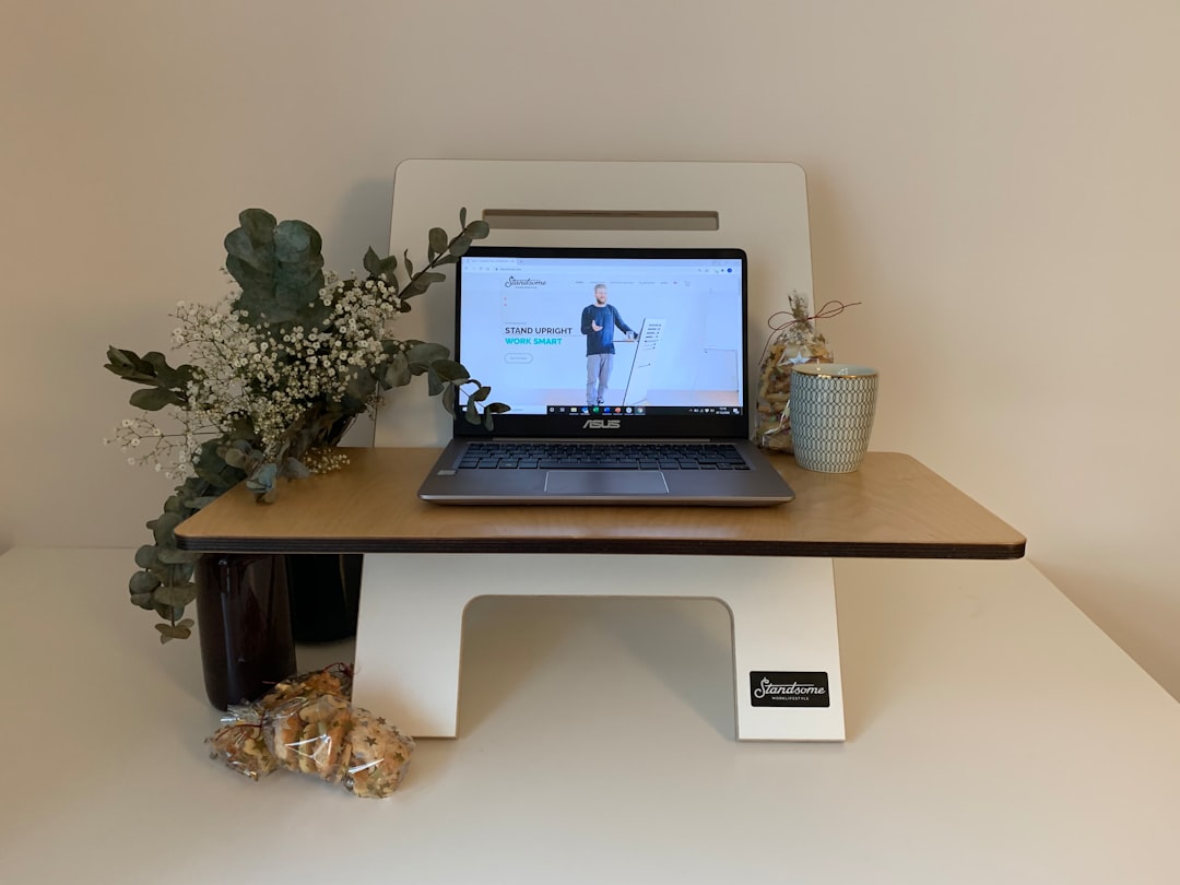 Computador Portatil Preto Na Mesa De Madeira Branca 3uwLUJ0t4UQ
