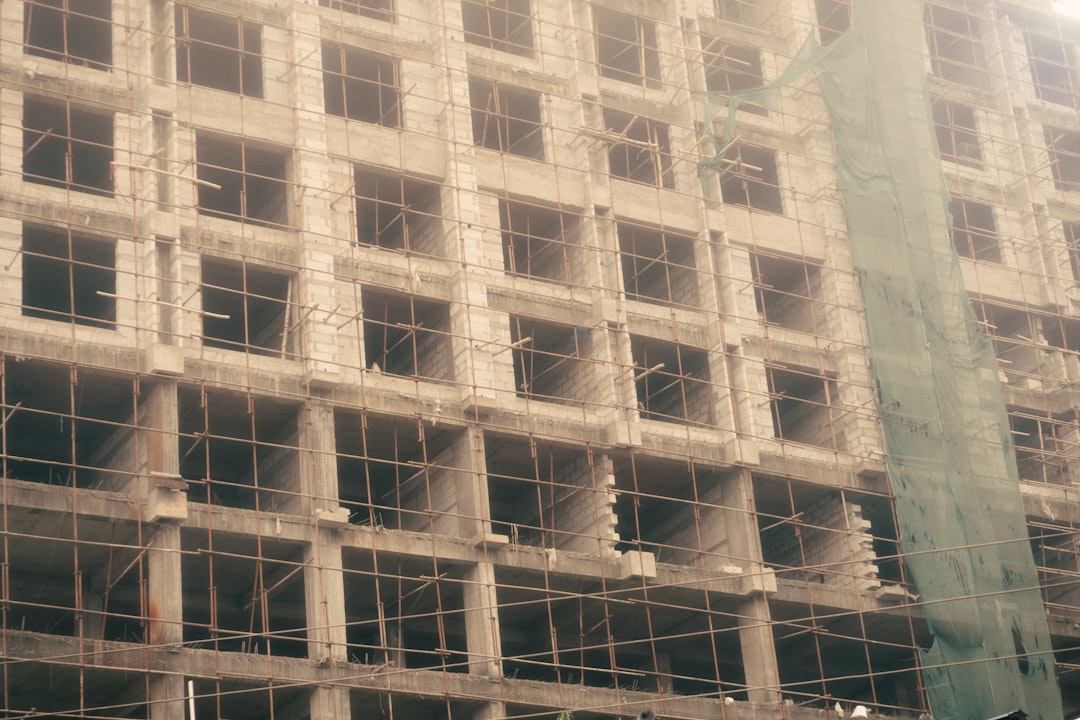 Edificio Inacabado Em Construcao Com Andaimes 9i06BH1ixmI