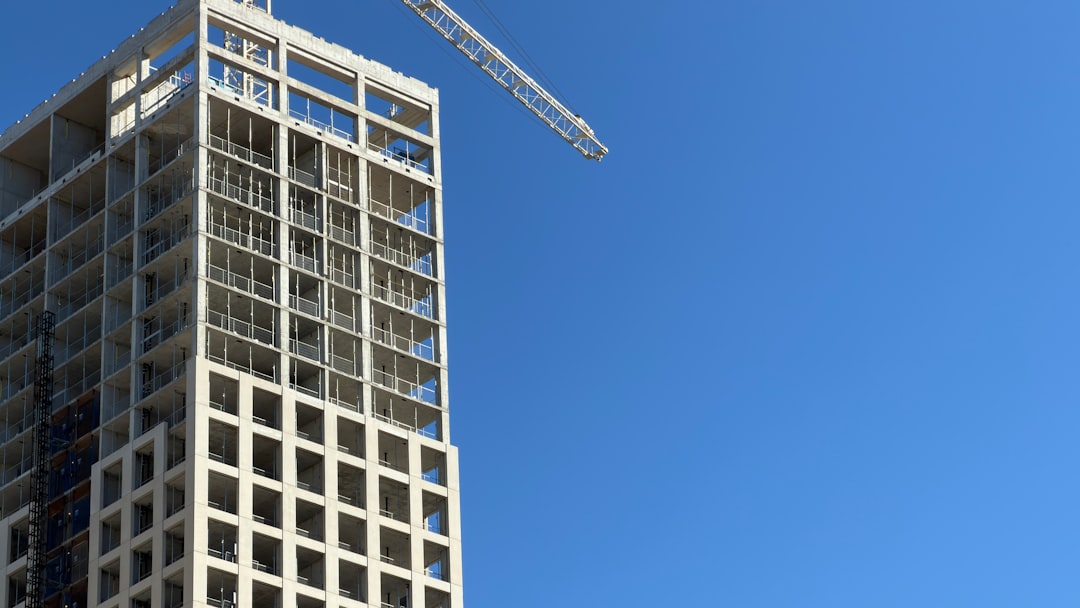 Arranha Ceus Em Construcao Com Guindaste E Ceu Azul PKW8W87sOLs