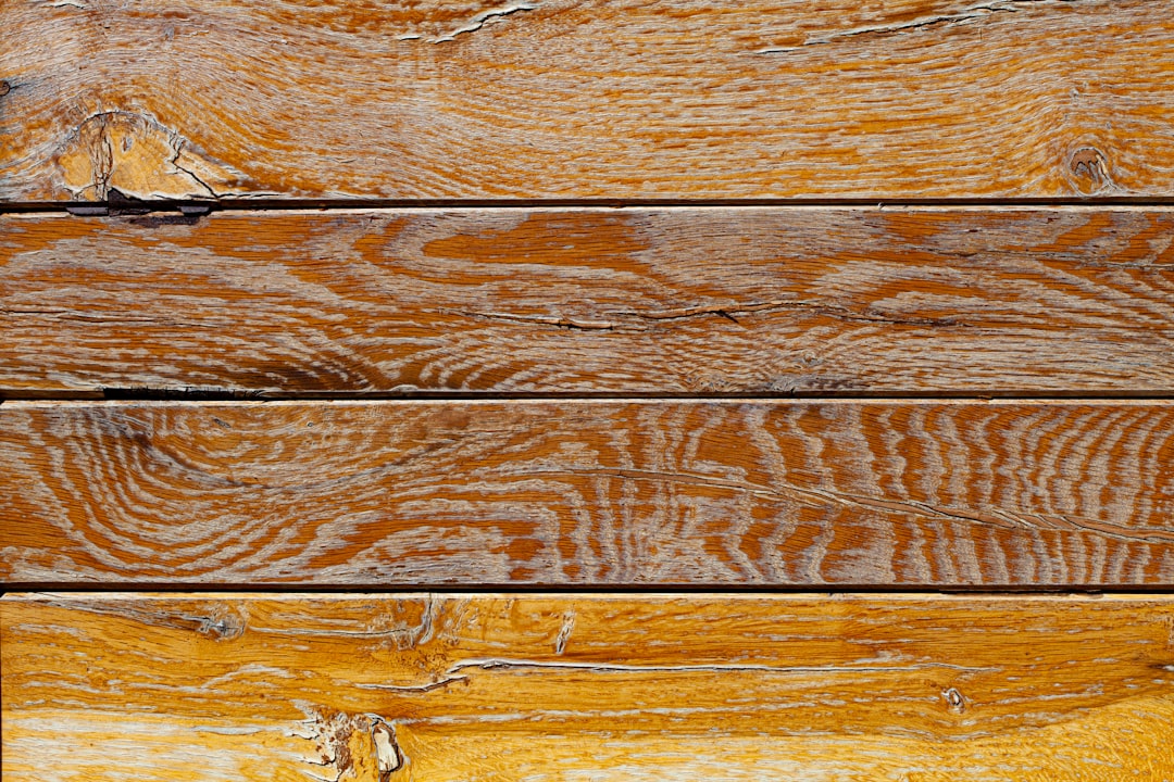 Um Close Acima De Uma Parede De Madeira Da Prancha QNN_IAewEc8
