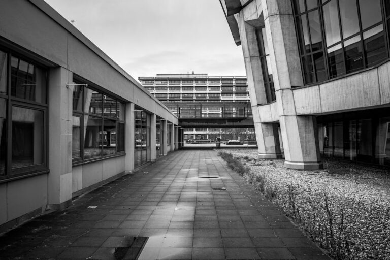 Edificio Moderno De Concreto Com Grandes Janelas E Passarela LI_XjdcanCg