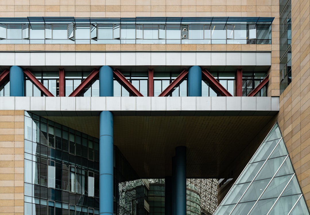 Edificio Moderno Com Desenho Geometrico E Suportes Azuis fsuamFALtc
