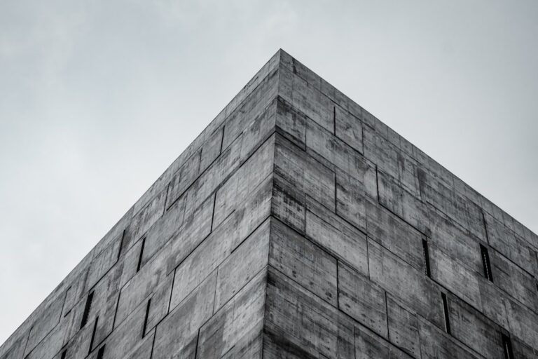 Canto Concreto Da Construcao Contra Um Ceu Nebuloso AbP8rDZKdTM