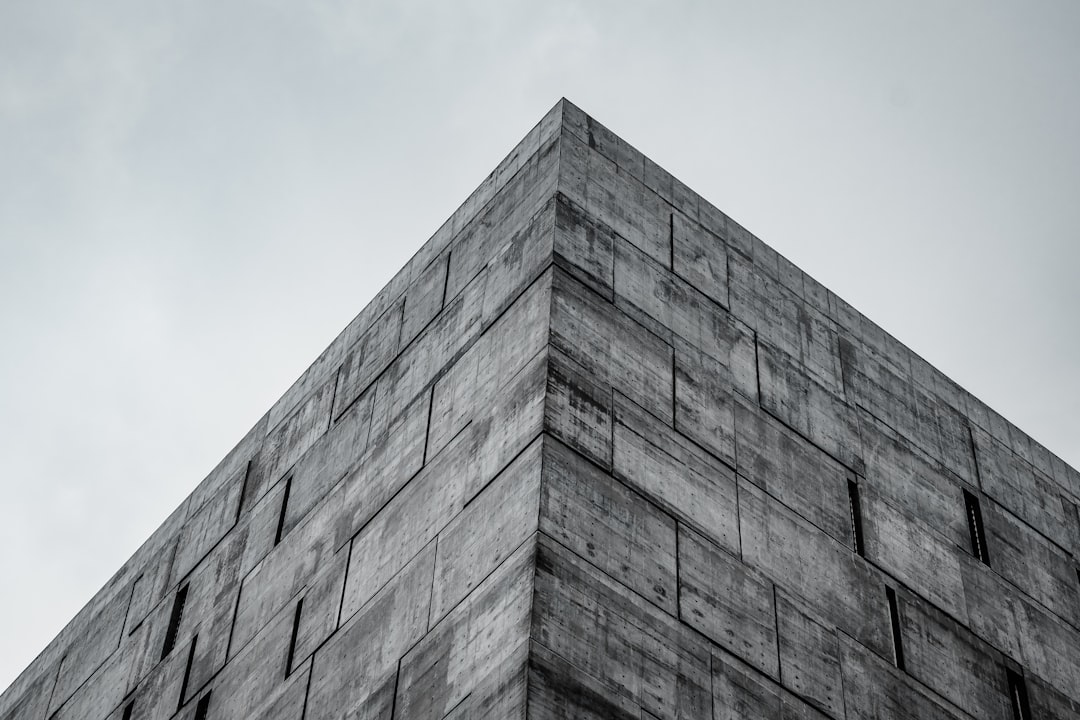 Canto Concreto Da Construcao Contra Um Ceu Nebuloso AbP8rDZKdTM