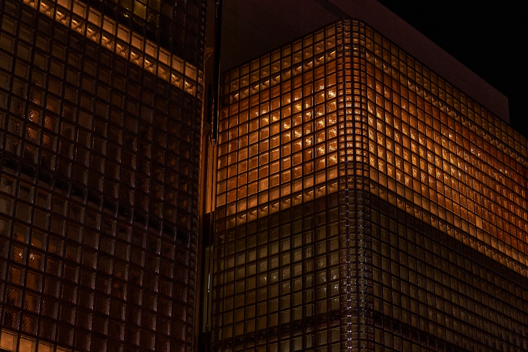 Fachada Moderna Do Edificio Iluminada a Noite eHPWCYxIJHQ