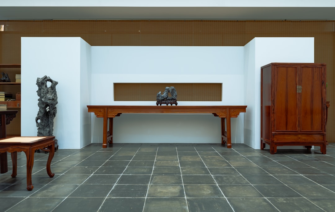 Uma Sala Cheia De Moveis E Uma Mesa De Madeira vAuwLzZLIgw