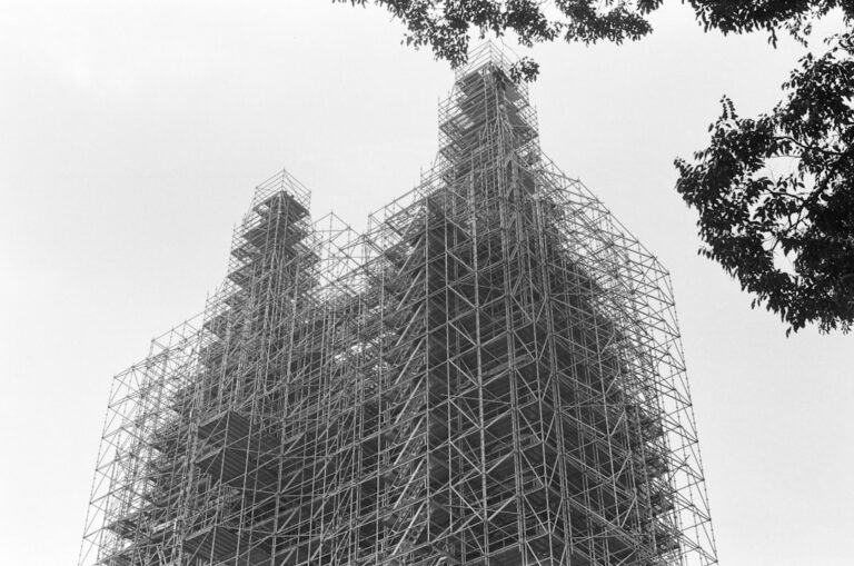 Um Grande Edificio Com Andaimes Em Cima Dele _ V8Ar9fXWE