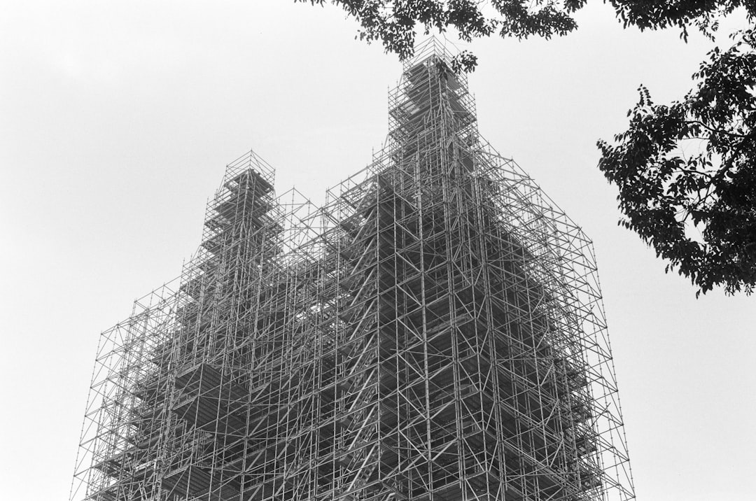 Um Grande Edificio Com Andaimes Em Cima Dele _ V8Ar9fXWE