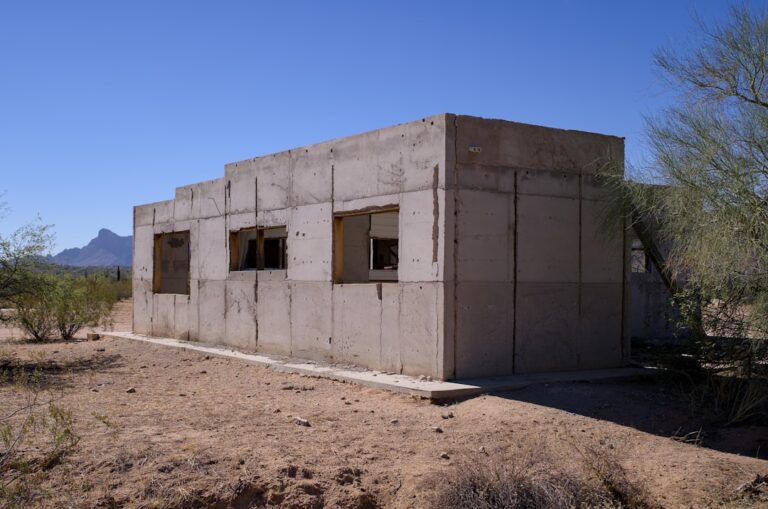 Predio De Concreto Inacabado Em Uma Paisagem Seca E Arida C0qH2PQaM00