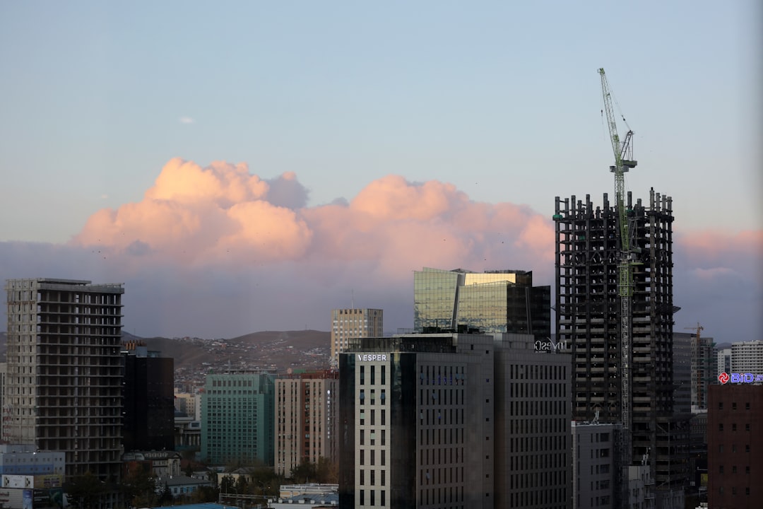 Skyline Da Cidade Com Construcao E Nuvens Cor De Rosa No Crepusculo 3RVgoF7OA_E