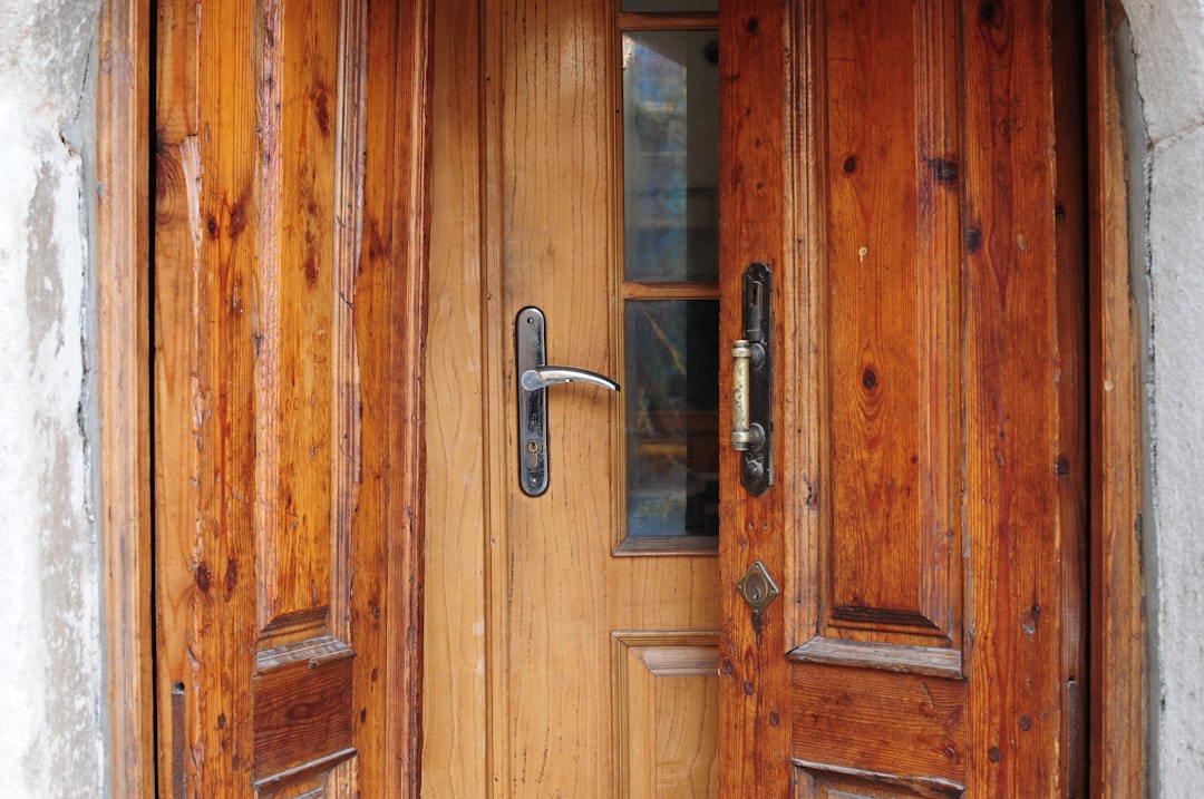 Um Close up De Uma Porta De Madeira Com Uma Macaneta 8jdrapiKD1I