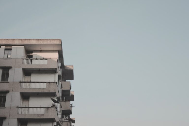 Edificio De Concreto Branco Sob O Ceu Branco Durante O Dia ggI6COyA8cM