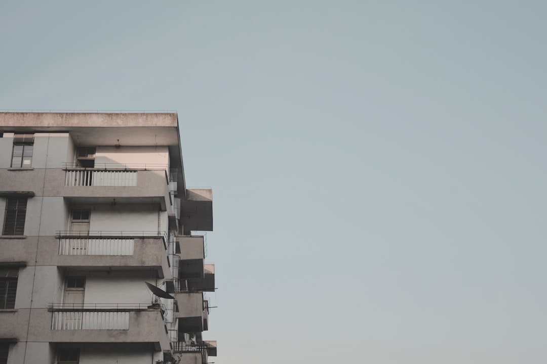 Edificio De Concreto Branco Sob O Ceu Branco Durante O Dia ggI6COyA8cM