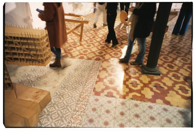 Um Grupo De Pessoas Em Pe Em Uma Sala oQdtqH8JHuQ