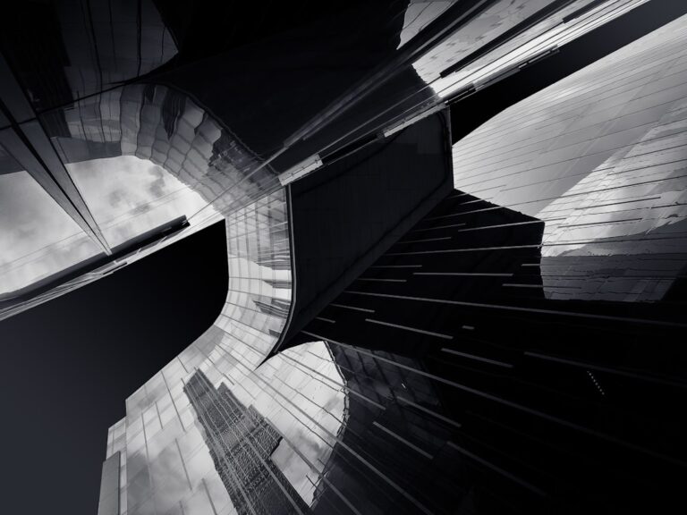 Uma Foto Em Preto E Branco De Uma Escada Em Espiral tjafmz6trWg