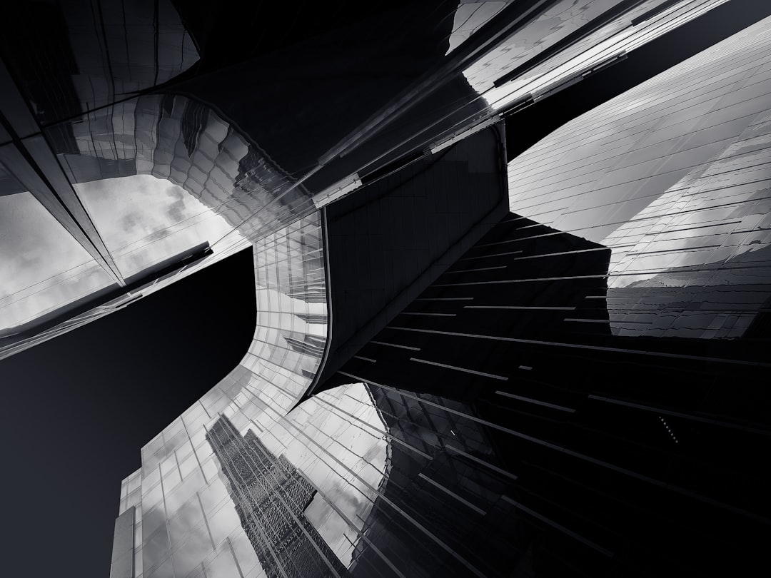 Uma Foto Em Preto E Branco De Uma Escada Em Espiral tjafmz6trWg