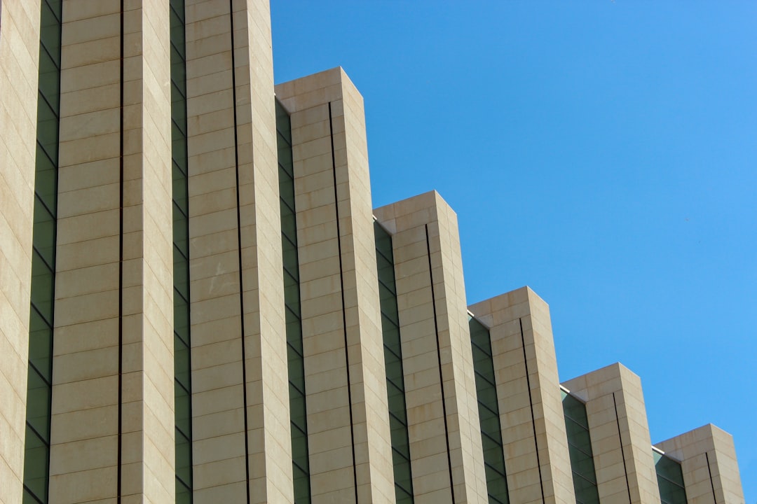 Edificio De Concreto Marrom enpVHfLKHdA