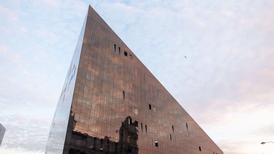 Foto De Baixo Angulo Do Edificio Ac0CzjsssNs