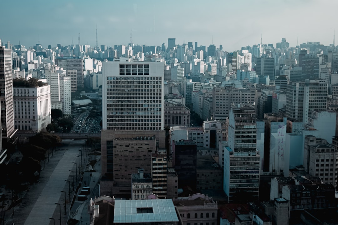 Uma Cidade Com Muitos Edificios cLub_hLbCfY