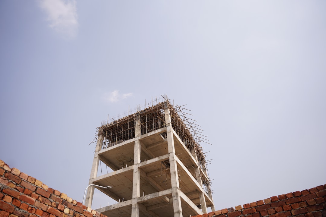 Predio De Concreto Em Construcao Contra Ceu Limpo P9r5wehZtQE