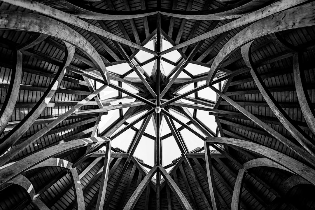 Padrao Geometrico Abstrato De Vigas E Teto De Madeira vWGFMQM 9sM