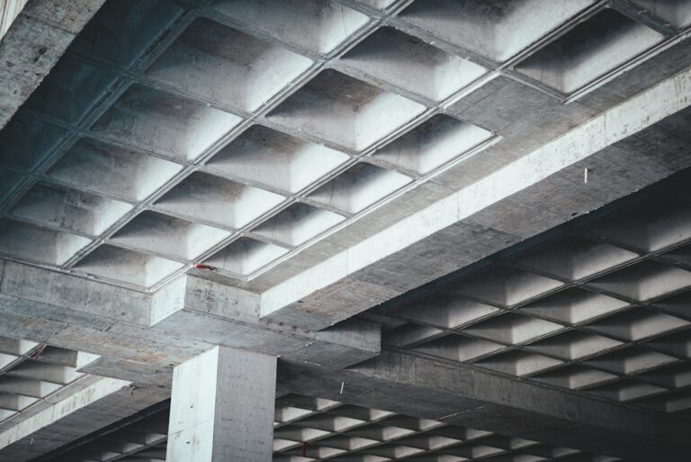 A Parte Inferior De Um Viaduto Com Um Sinal De Parada hMEd Jv_OX8