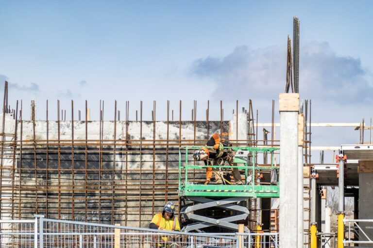 Trabalhadores Da Construcao Civil Em Um Elevador De Tesoura Em Um Canteiro De Obras WRkcwNfZcaU